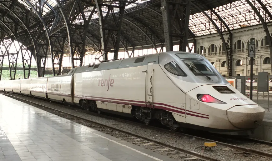 Gibt es Einen Zug vom Flughafen Girona nach Barcelona?