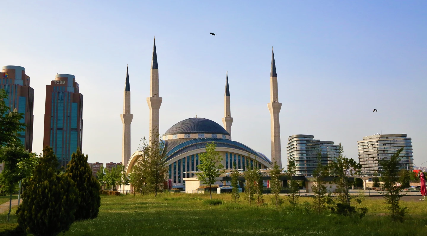 Jak Dojechać z Lotniska w Ankarze do Centrum Miasta