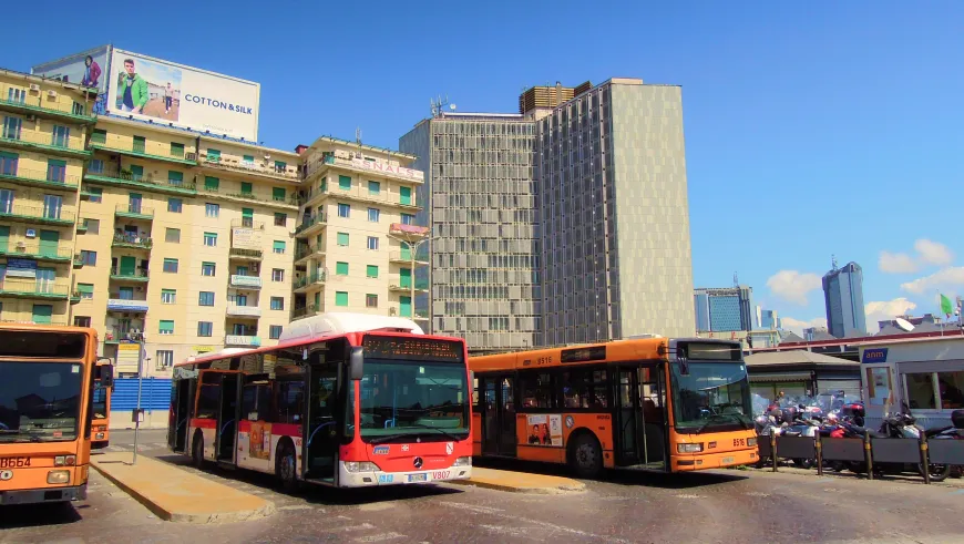 Как Сесть на Автобус из Аэропорта Неаполя в Центр Города