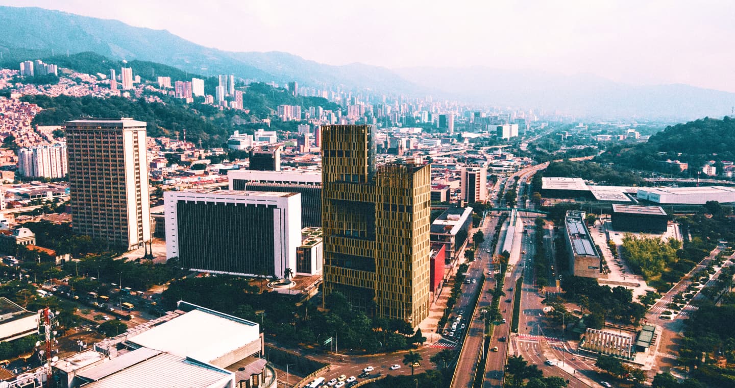 Як Дістатися з Аеропорту Медельїн до Лаурелес в Колумбії