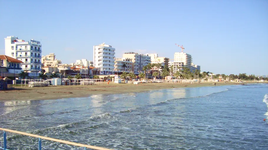 Jak Dostać się z Lotniska w Larnace do Nikozji